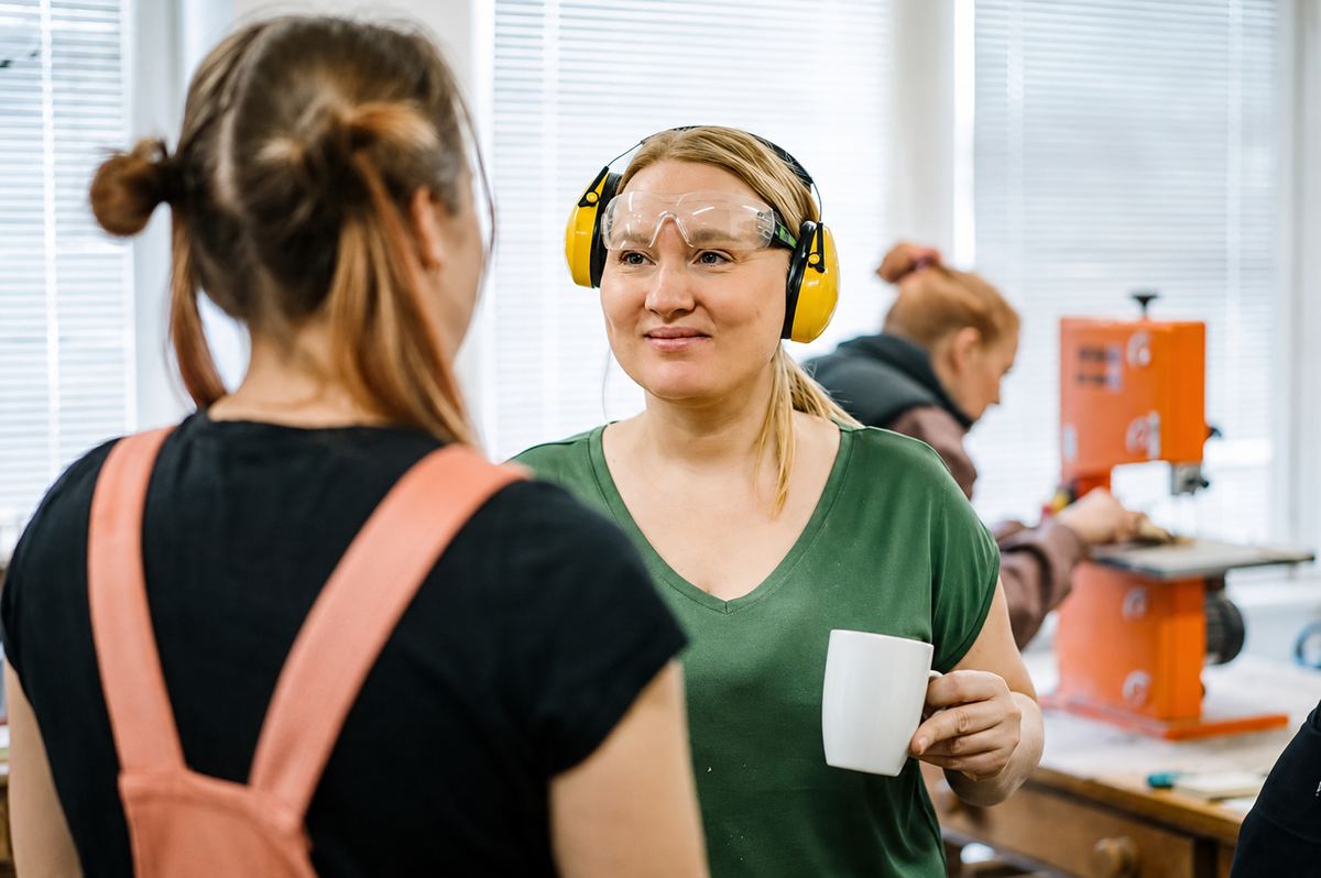 Zwei Frauen in der Werkstatt mit Schutzbrille und Gehörschutz