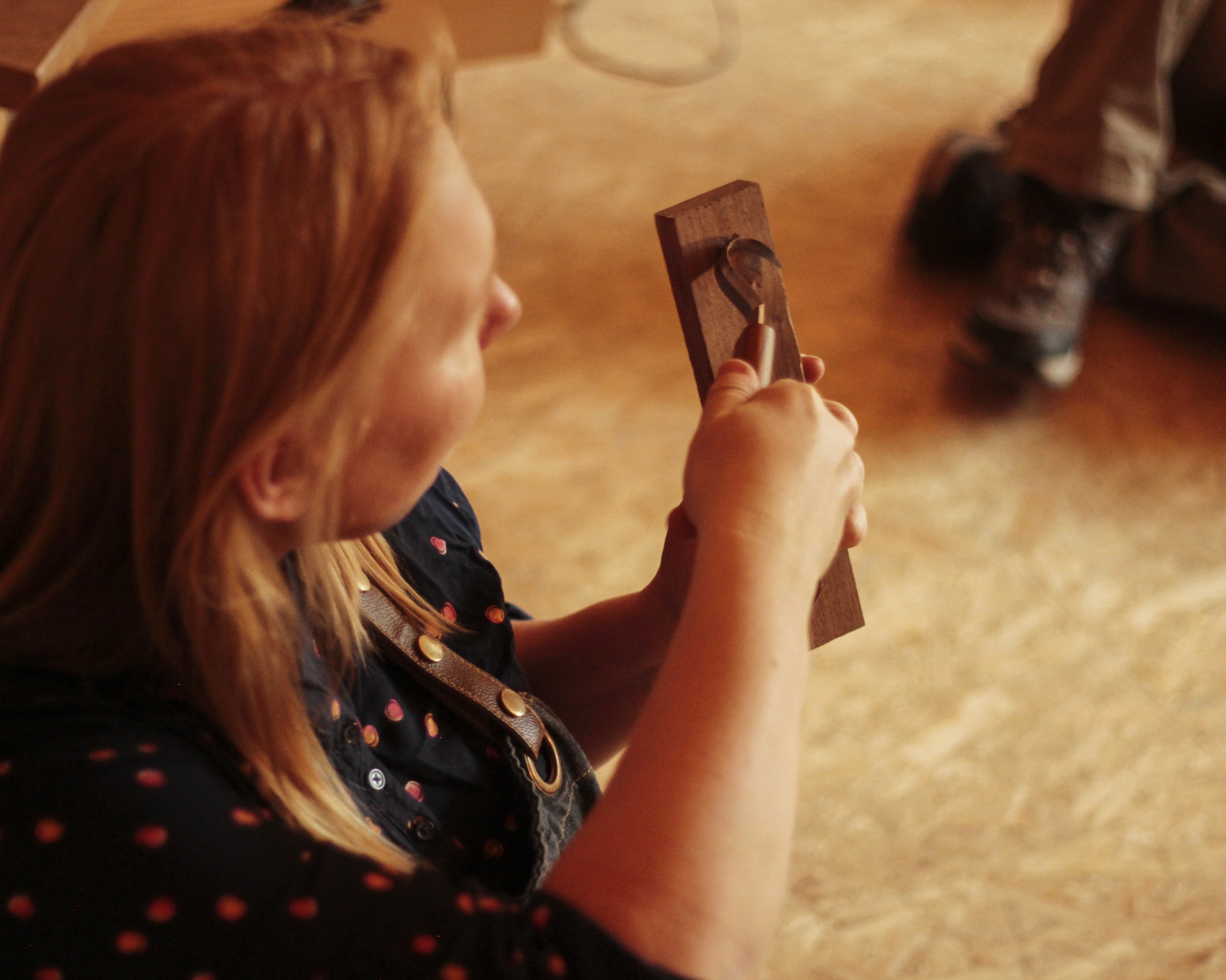 Anna-Liisa of Berlin Wood Sisters carving a spoon blank with a hook knife